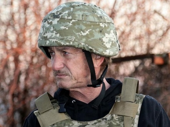Sean Penn: vado a combattere contro la Russia. Ma poi resta ad Hollywood