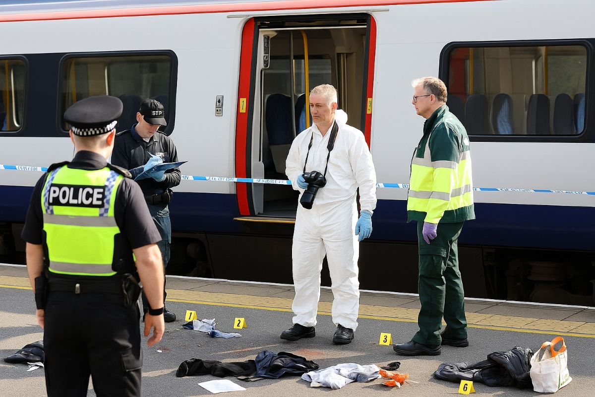 Quindici minuti di panico e sangue sul treno per Londra