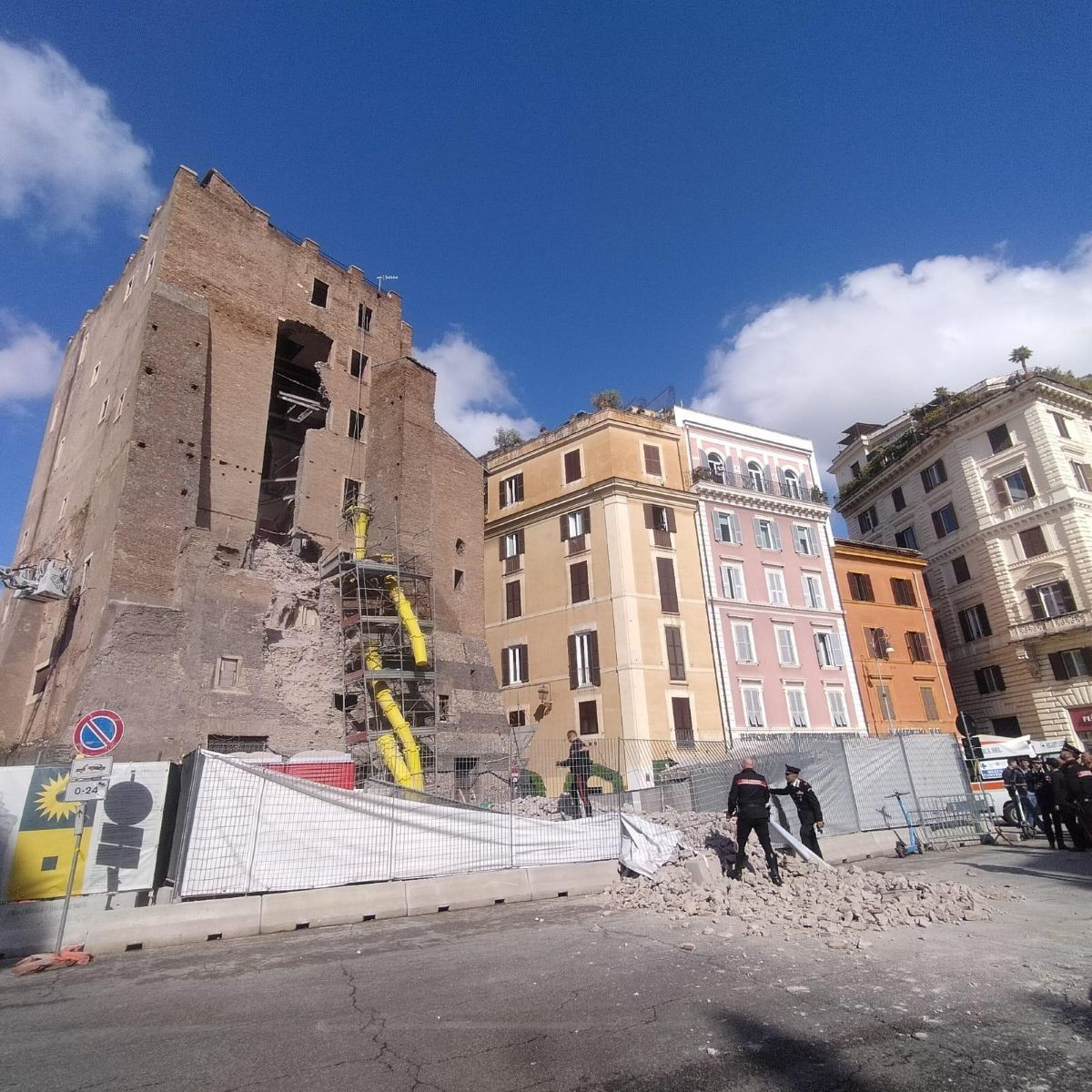 Torre dei Conti, crollo ai Fori: muore l’operaio salvato