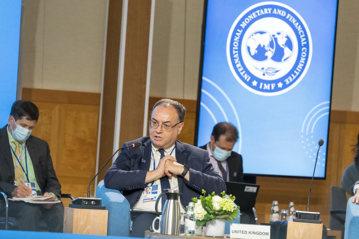 La Banca d’Inghilterra riduce i tassi e rivede al ribasso le previsioni di crescita