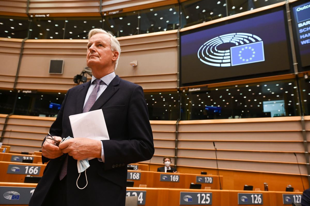 Francia, crisi senza fine: sfiduciato il premier Barnier