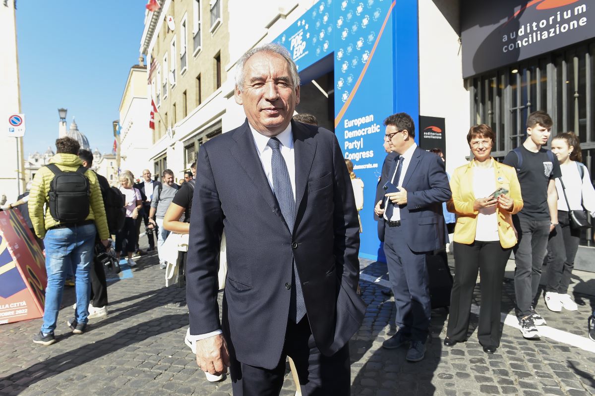 Francia, Governo di equilibrio: nasce il team paritario di Bayrou