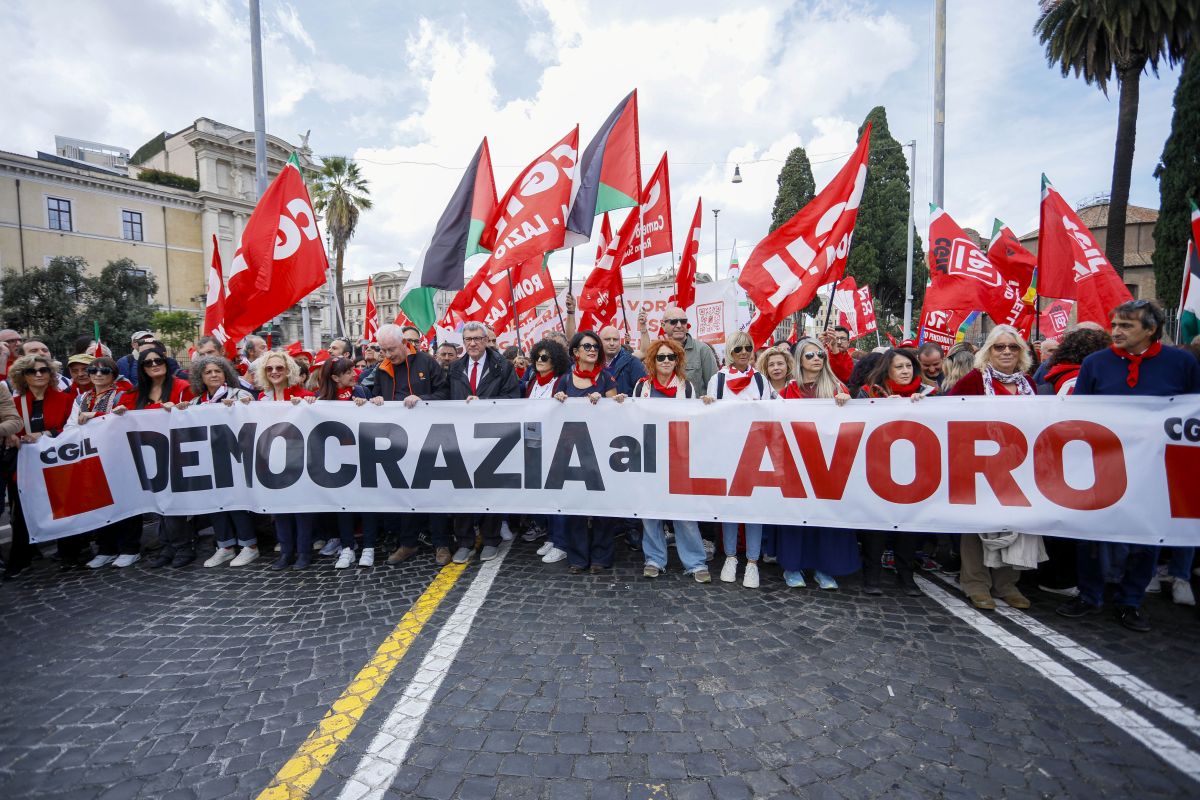 Landini riempie Roma: “Chi teme le piazze ha paura della democrazia”