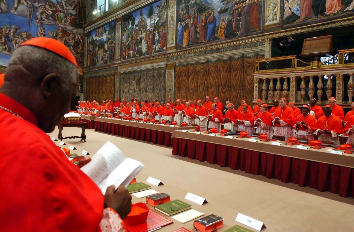 Conclave al via il 7 maggio alle 16.30: Becciu rinuncia, due cardinali assenti. Il quorum scende a 89