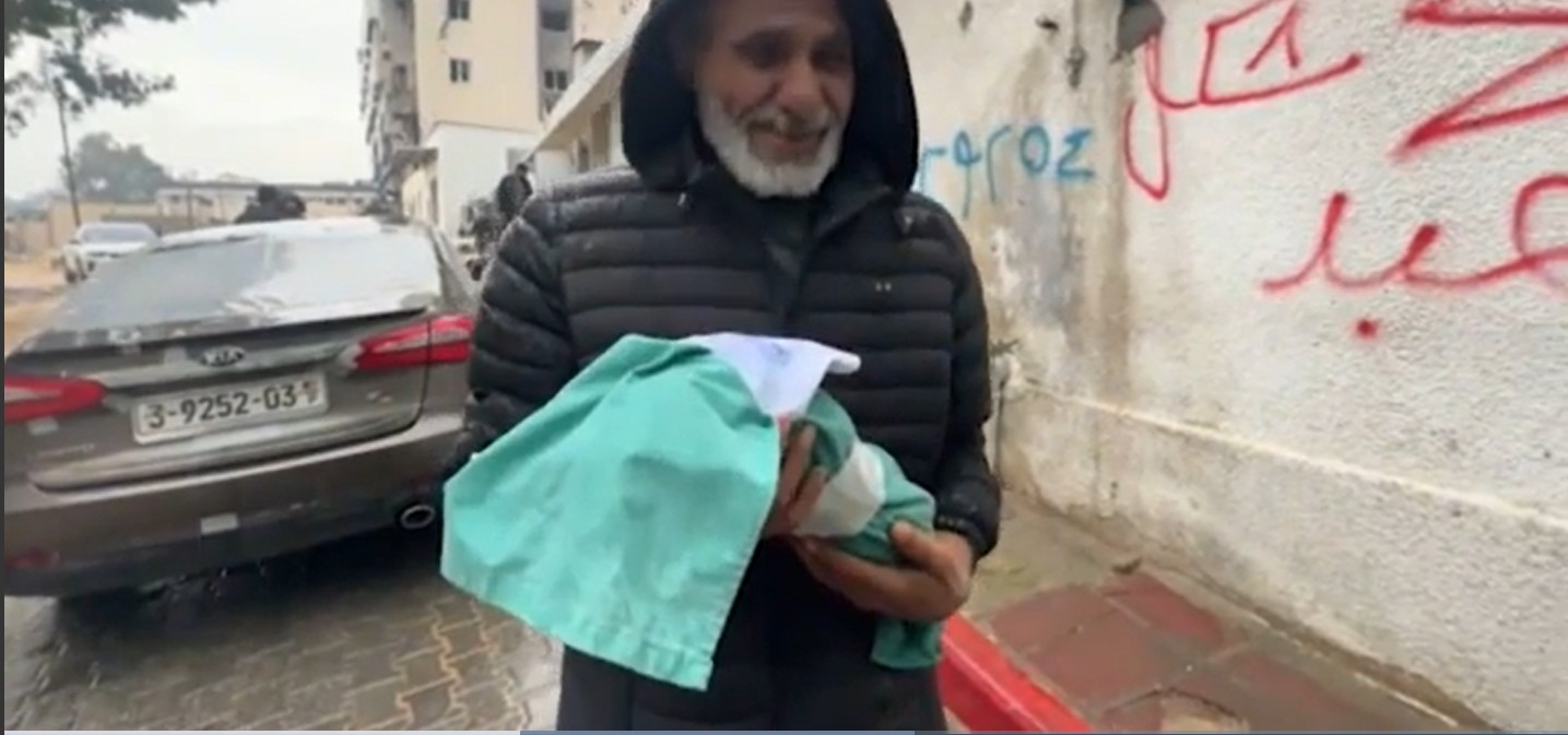 Gaza, l’inverno uccide: bimbi muoiono al gelo tra tende e macerie