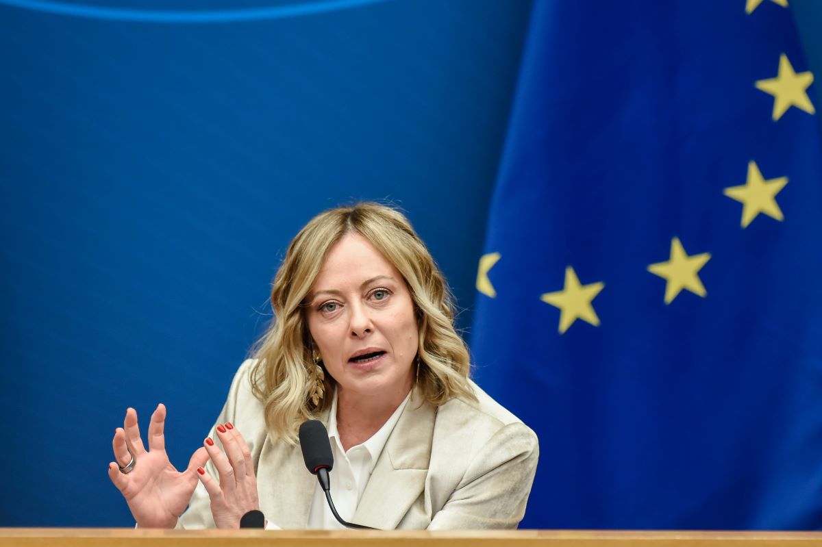 Meloni sfida l’Europa: tra Ventotene, riarmo e il nodo migranti, l’Italia cerca una nuova via