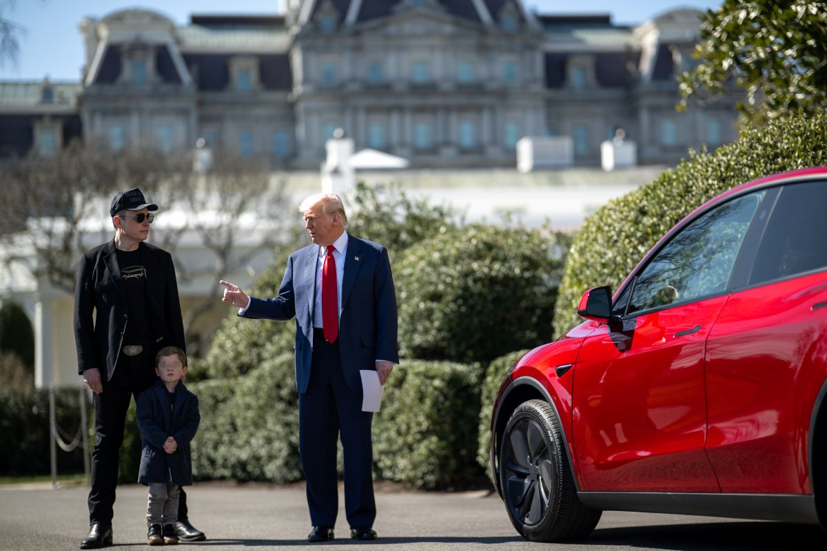 USA, cresce la rabbia contro Musk: molotov e spari sulle vetrine Tesla. Vandalismo anche in Europa