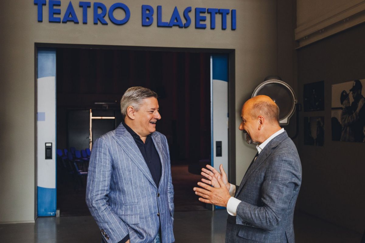 Netflix rilancia per Warner Bros Discovery sfidando Paramount e Comcast