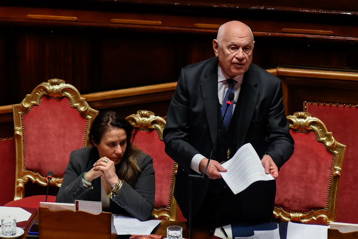 Sanzioni ai magistrati, ormai è una lotta all’arma bianca. Colpi bassi e battaglia a tutto campo