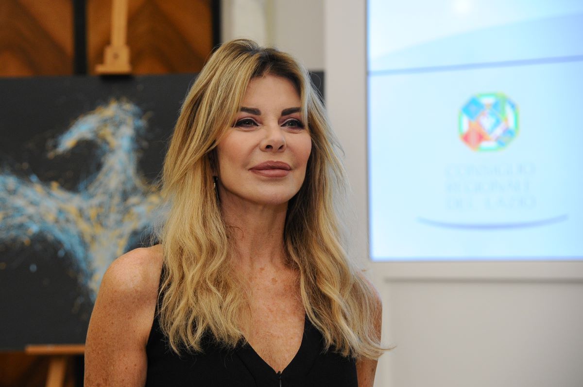 Investono Alba Parietti sugli sci e fuggono. La showgirl ha subito una frattura