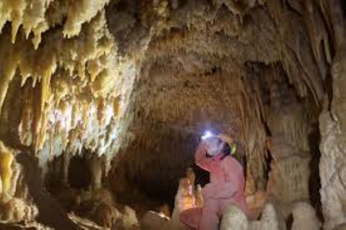 Fuori dalla grotta alle 3,15 di stanotte la speleologa Ottavia Piana