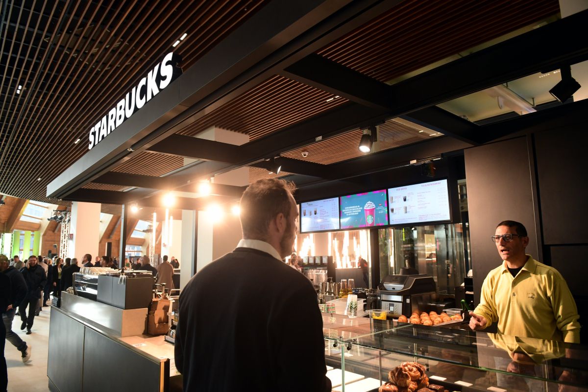Starbucks stringe la cinghia: chiusure, licenziamenti e un nuovo corso