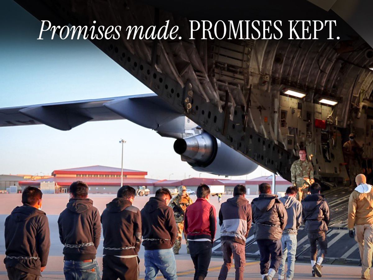 Usa, migranti ammanettati e in catene. La Casa Bianca diffonde le foto