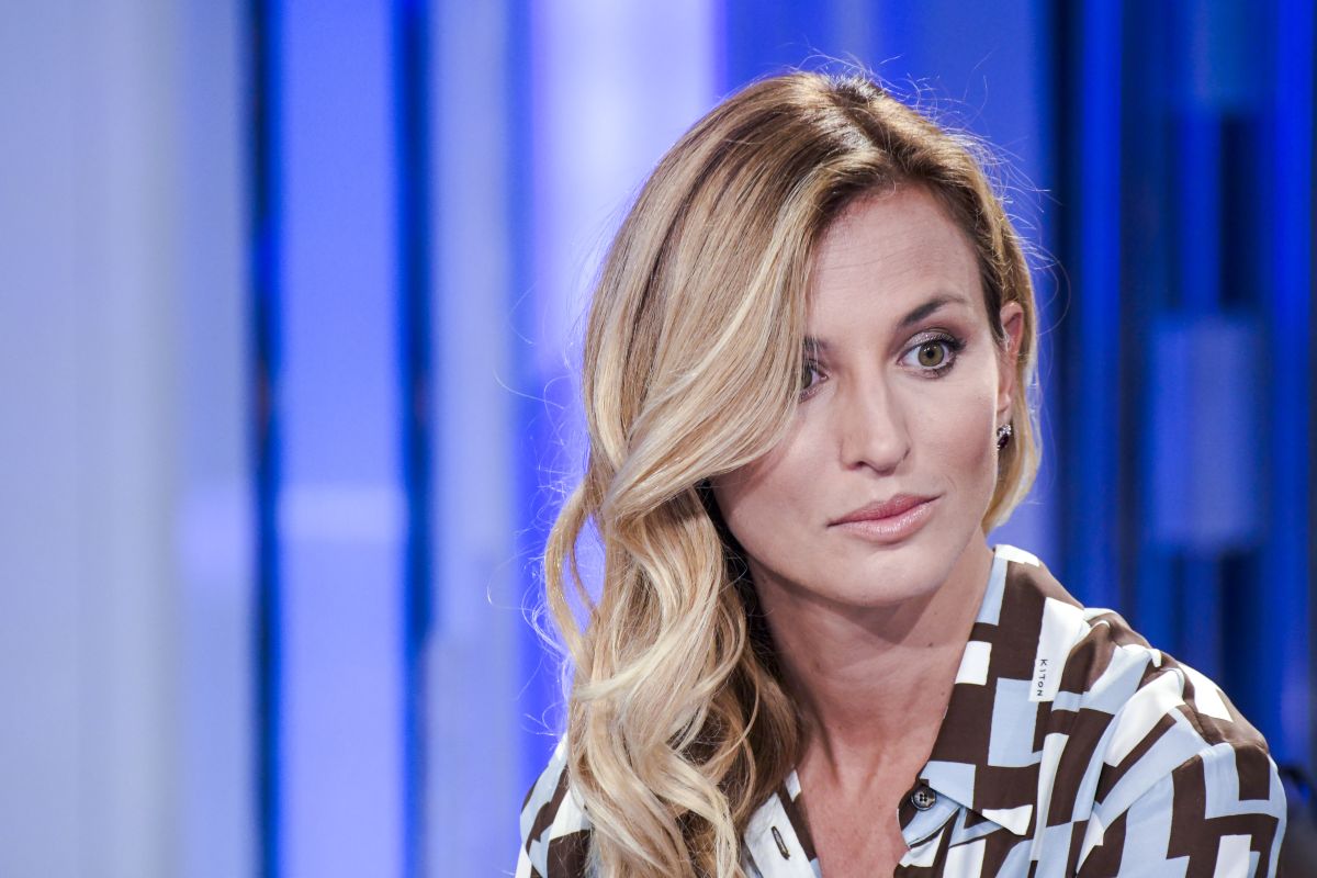 La spilla della Fenice diventa un simbolo nazionale contro Venezi