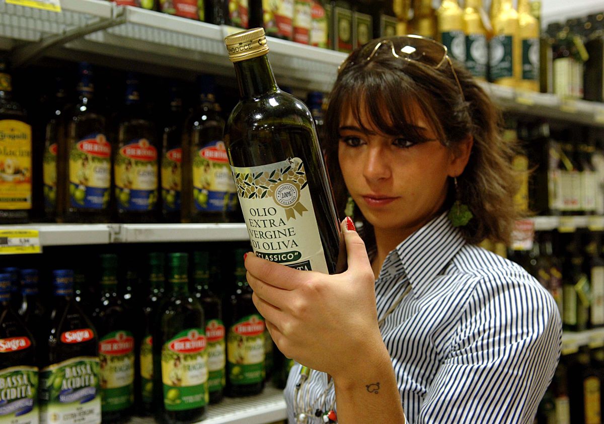Prezzo dell’olio d’oliva alle stelle: Altroconsumo svela i dati