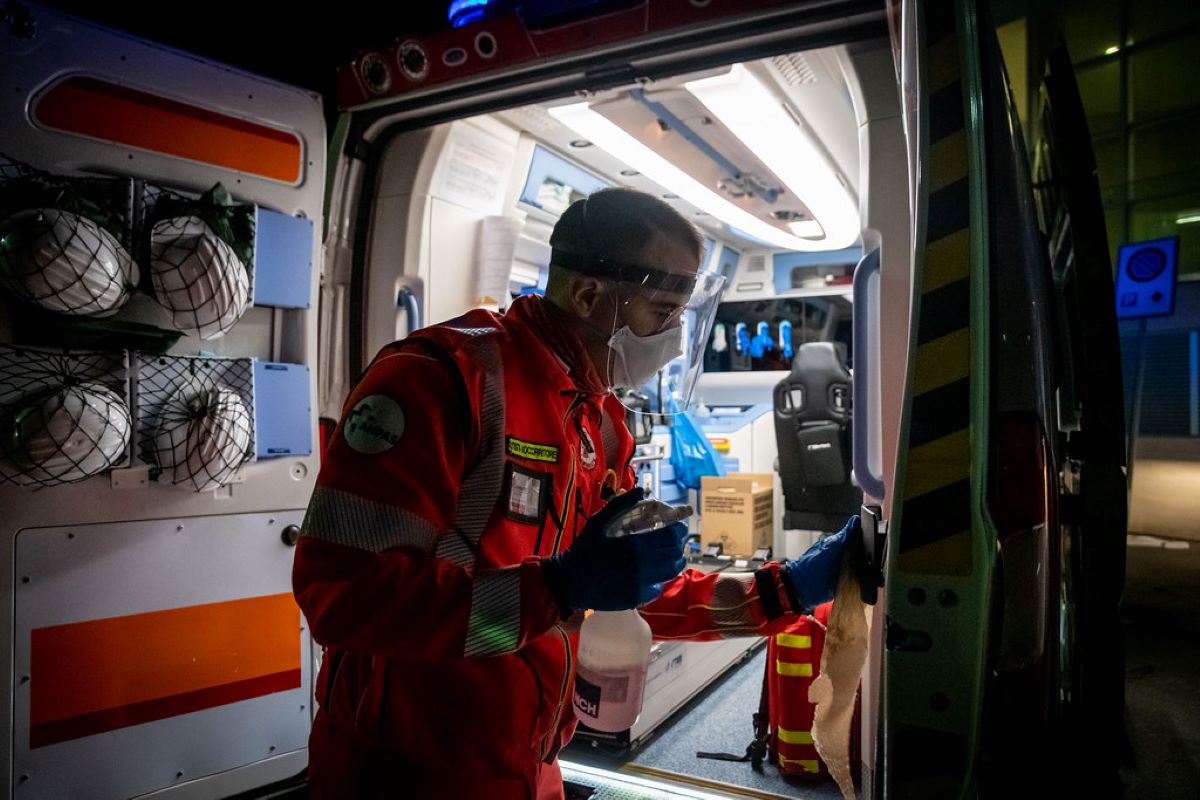 Tragedia a Roma: cade albero, muore una donna. Cresce l'indignazione
