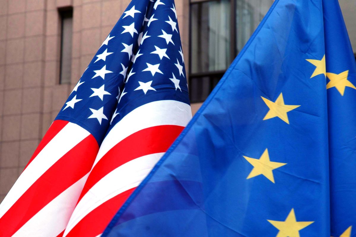 In Europa la fiducia negli USA crolla nei sondaggi, minimi storici in Germania: dal 52% al 32%
