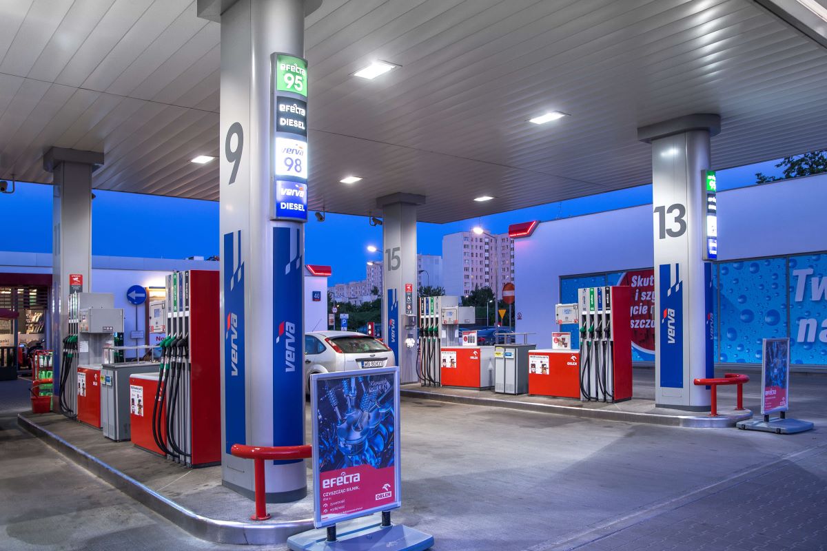 Prezzi dei carburanti in autostrada: benzina oltre i 2,4 euro al litro