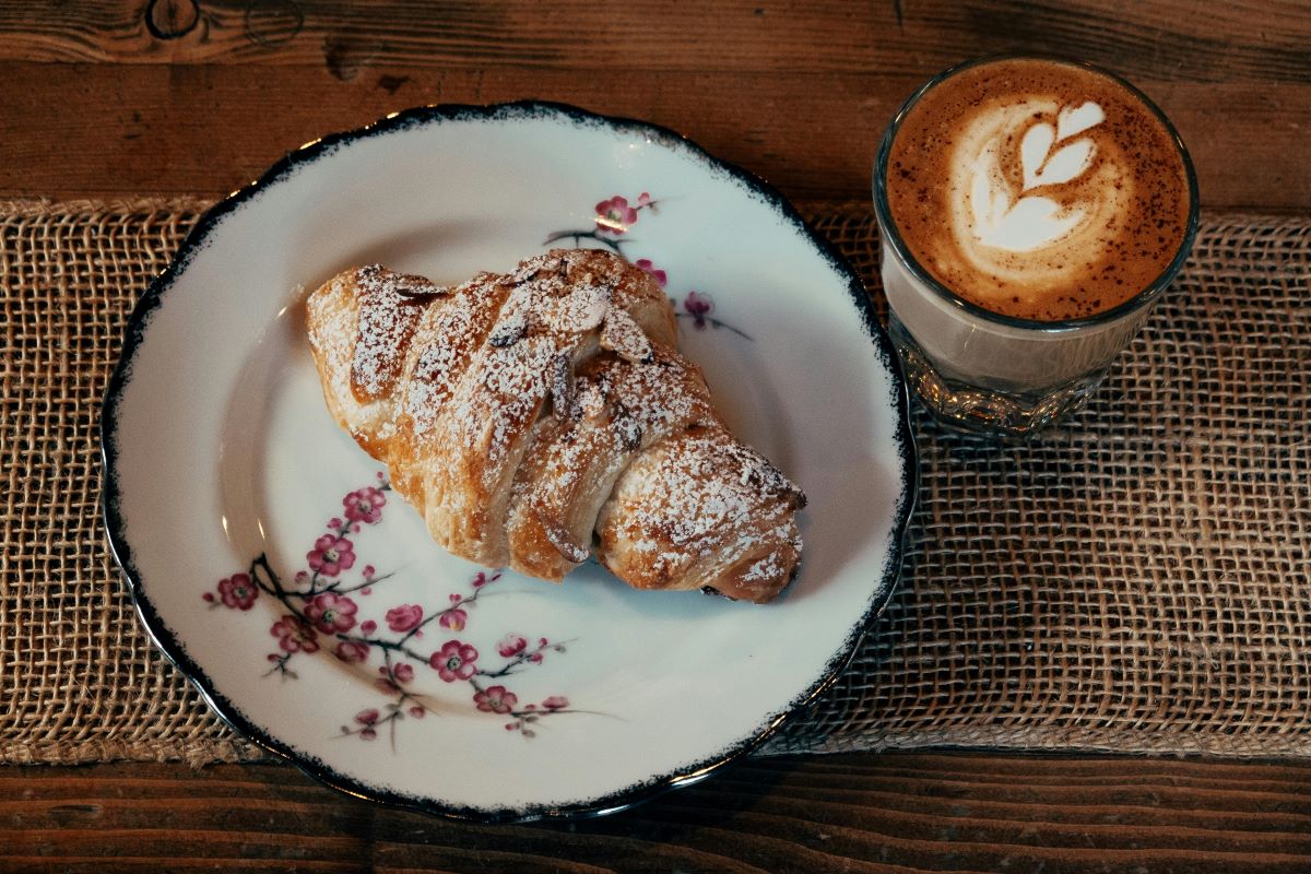 Colazione sempre più cara: caffè e cacao da record, zucchero giù