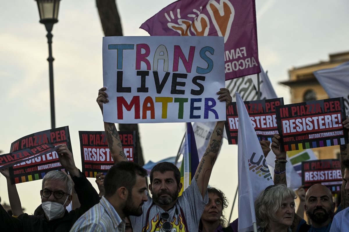 Lavoro e identità di genere: 8 su 10 subiscono micro-aggressioni