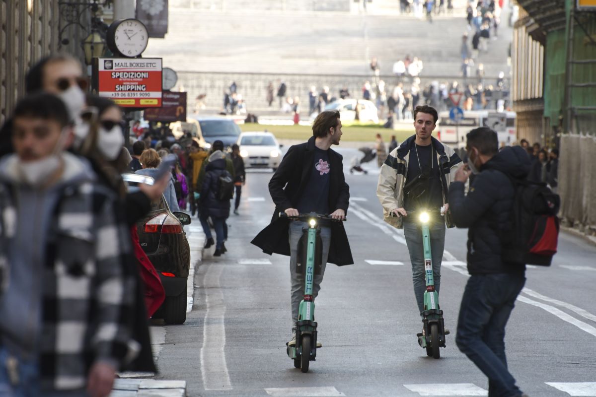 Nuove regole sui monopattini elettrici: crollo dei noleggi e migliaia di posti di lavoro a rischio