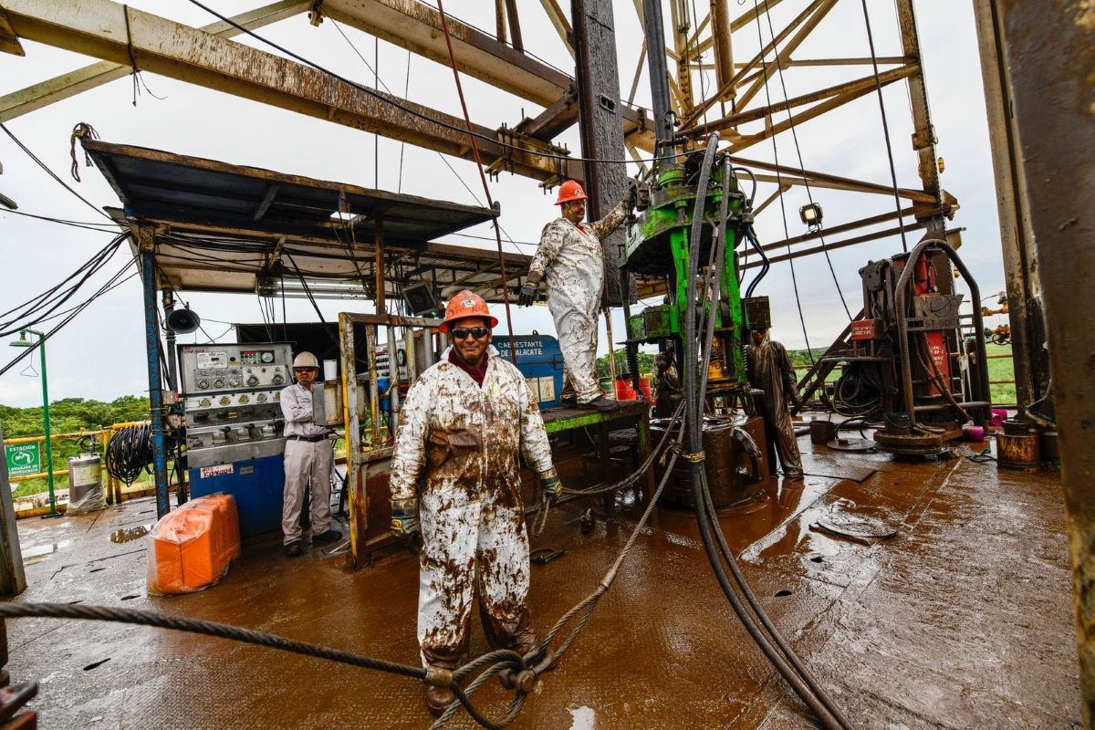 Petrolio ai massimi di quattro mesi, l’euro tocca i minimi