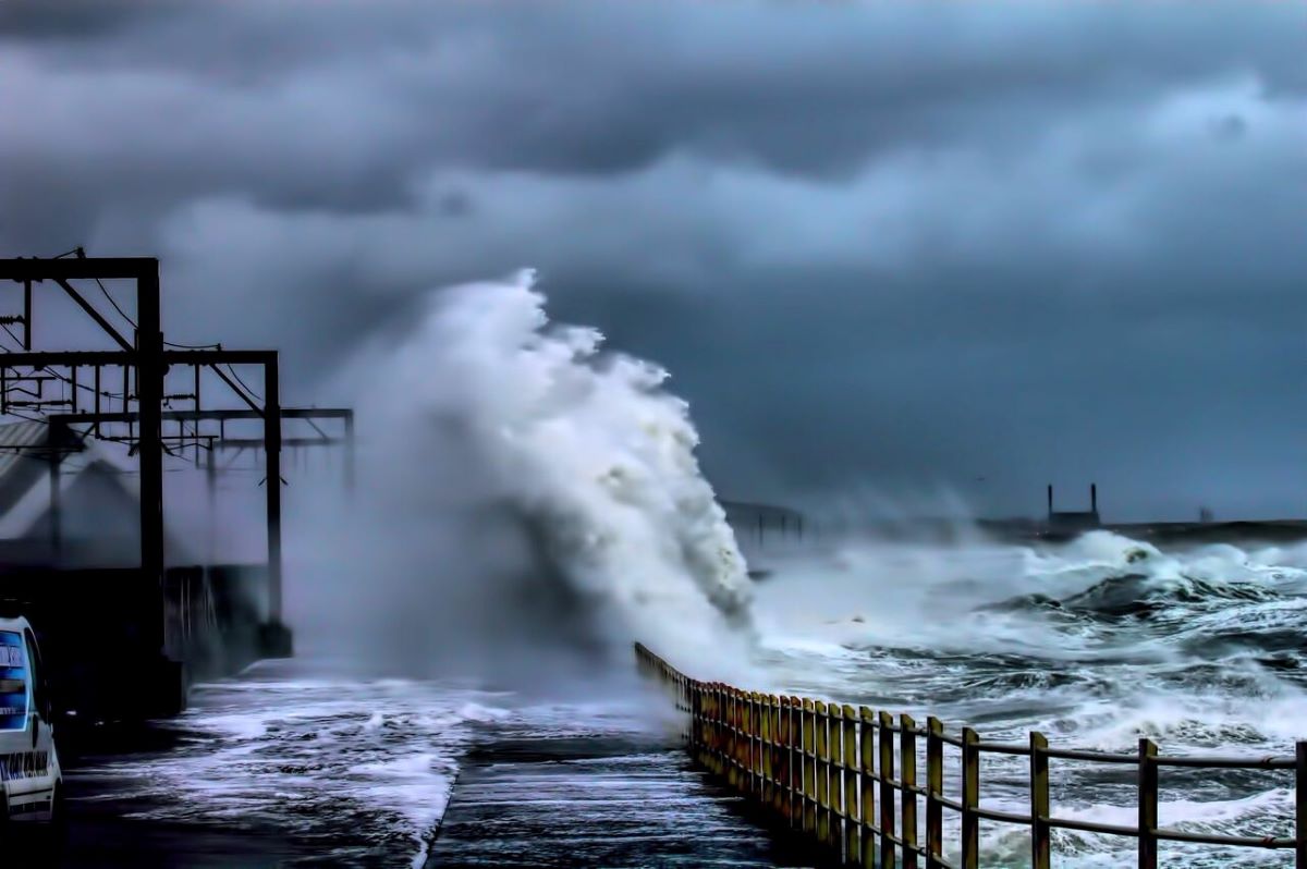 Tempesta Bert sferza il Regno Unito: neve, venti e trasporti in crisi