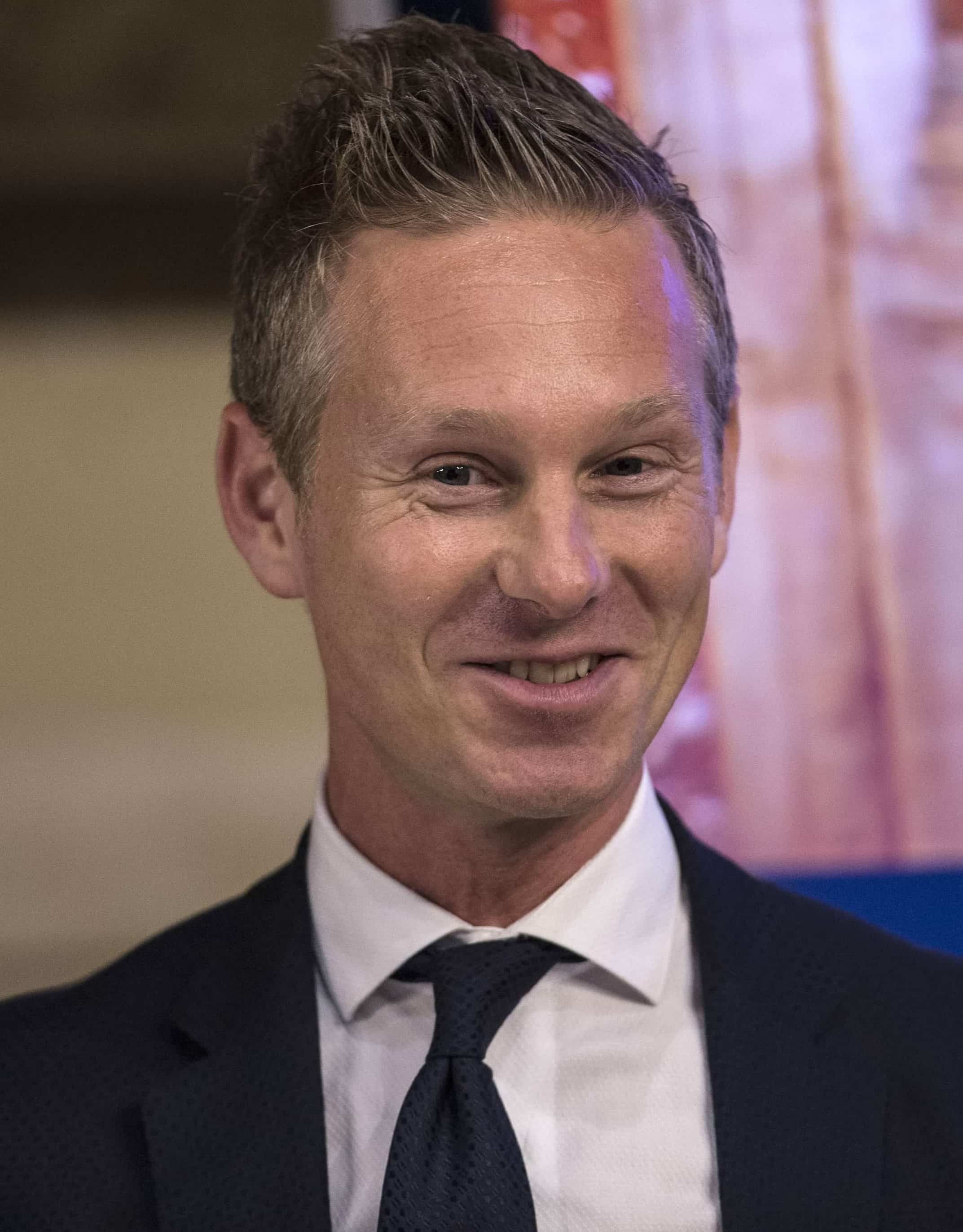 Con le mani, e col traduttore, ciao ciao Orsini