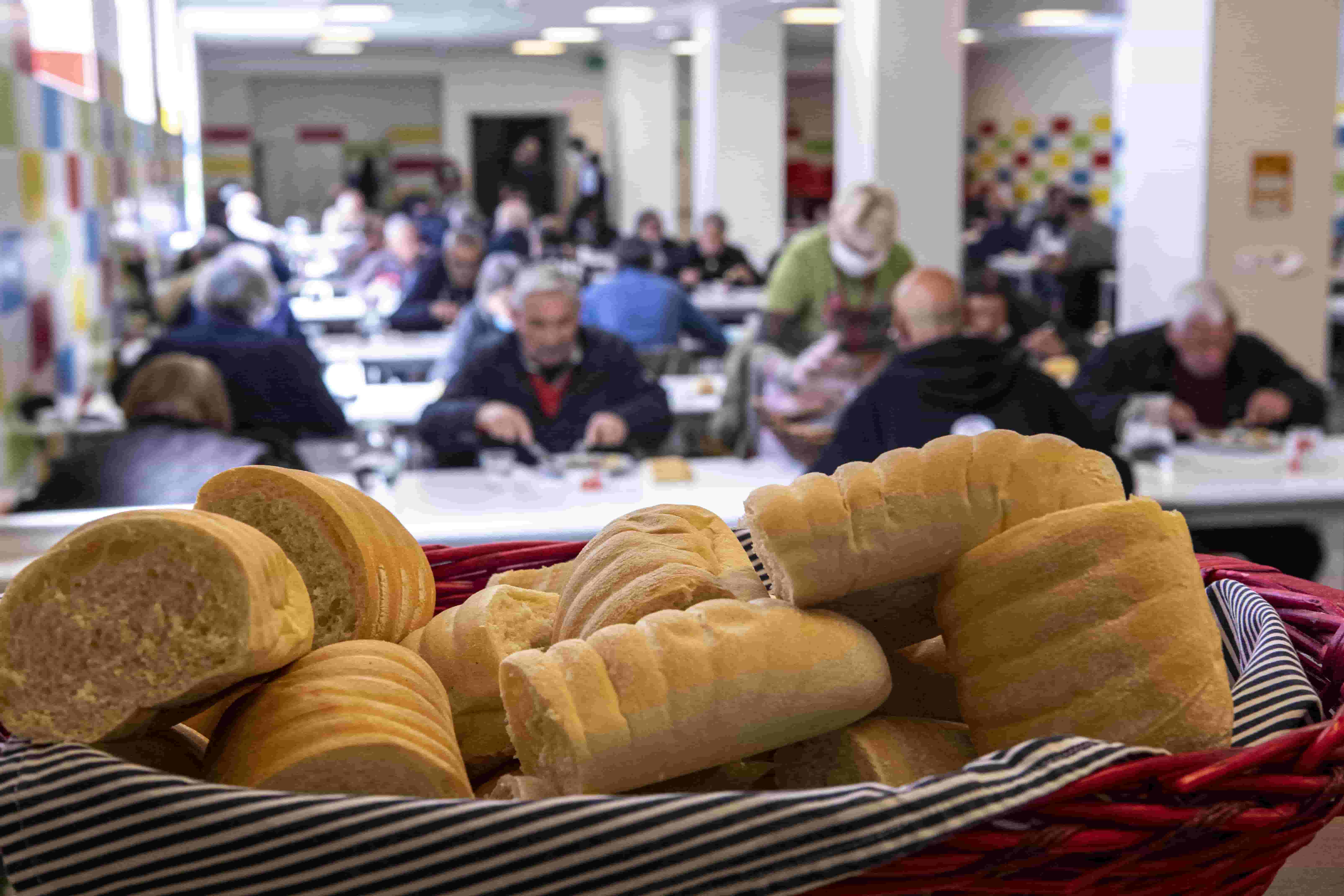 Rapporto Istat, italiani sempre più poveri: mille euro lordi al mese per un lavoratore su tre