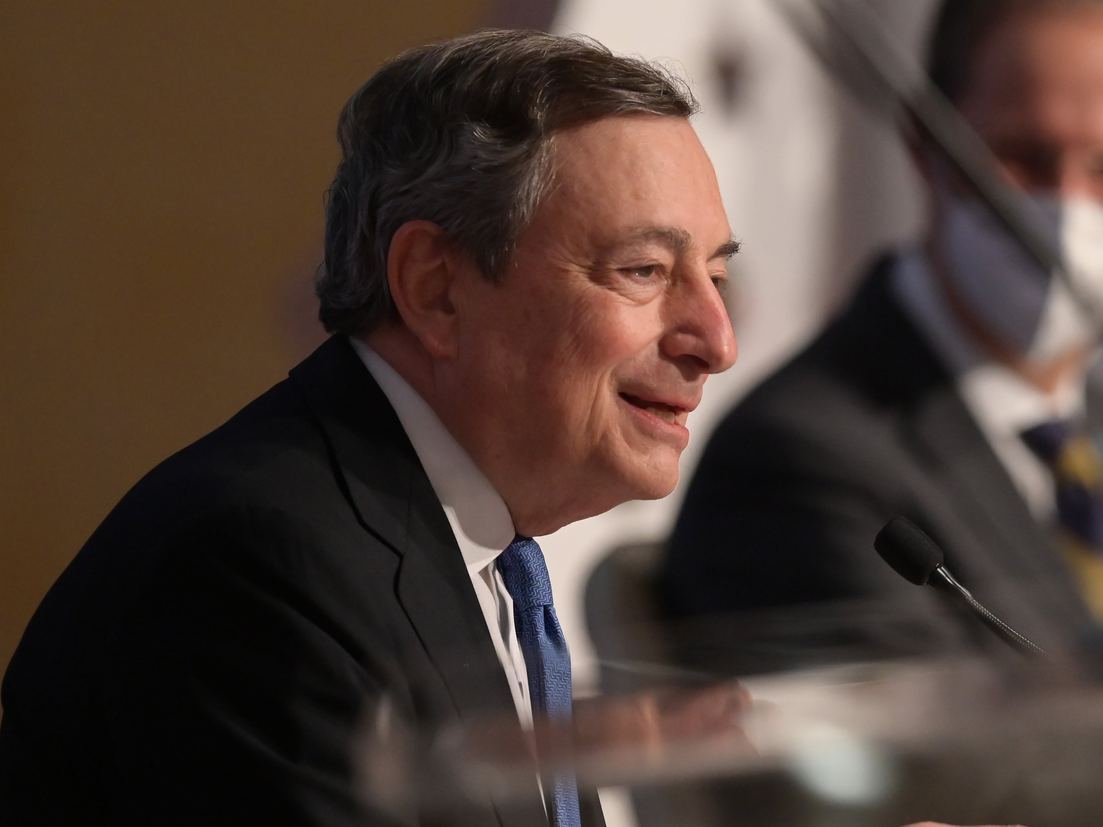 Draghi saluta il 2021 tracciando un bilancio positivo, ma senza parlare di Quirinale