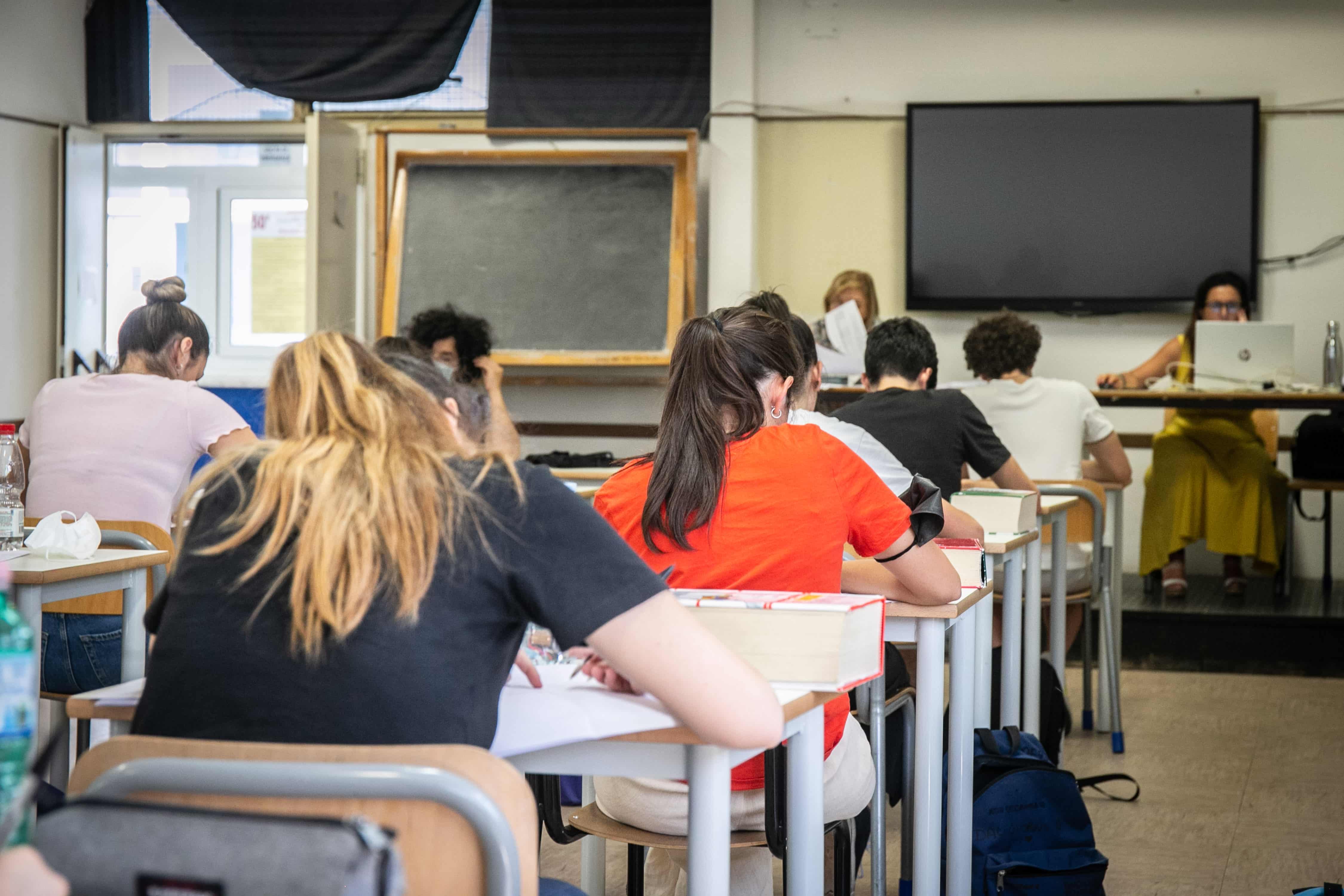 Rapporto Invalsi: alle superiori uno studente su due non raggiunge la sufficienza. Bene la primaria, ma cresce il divario tra nord e sud