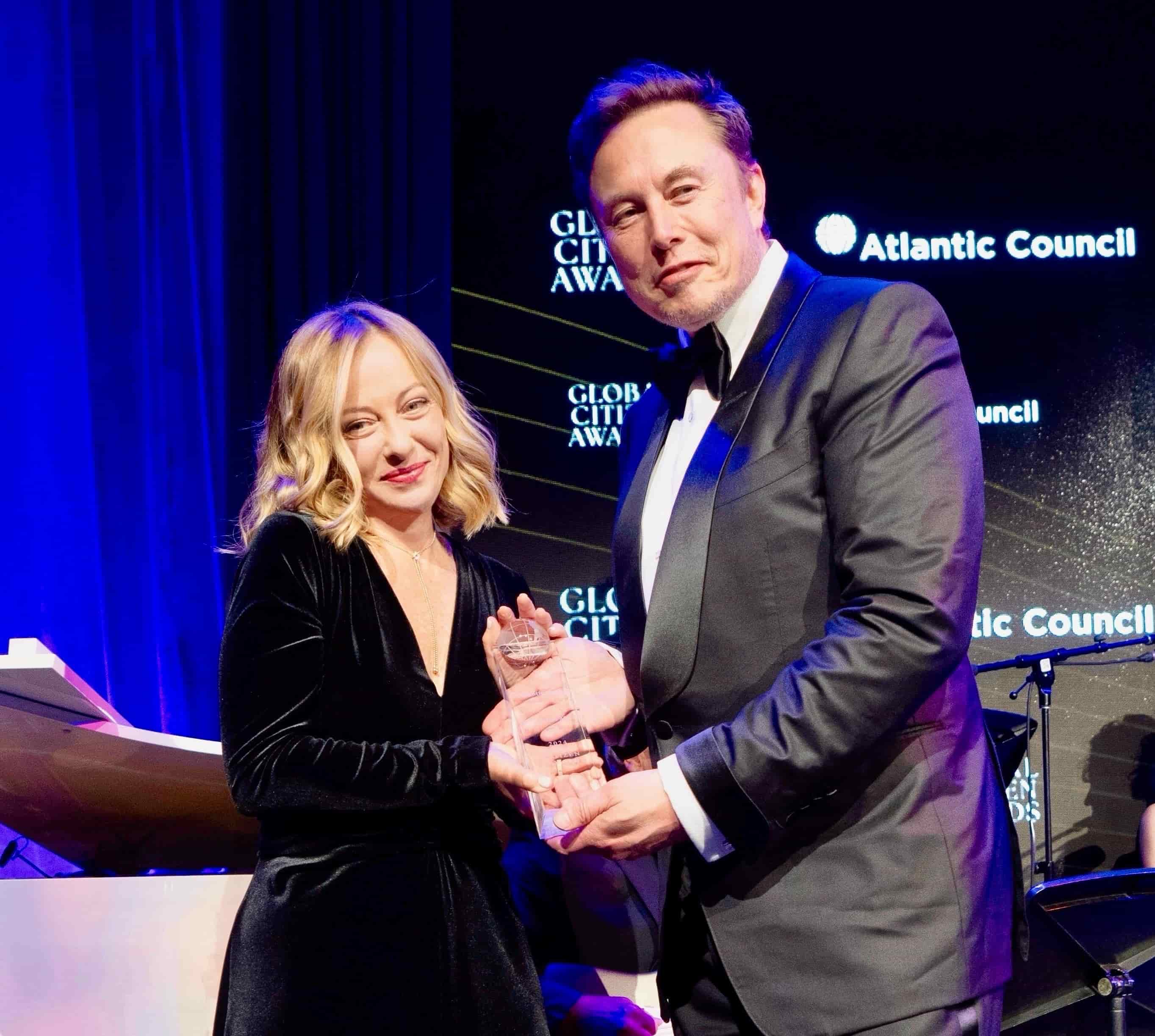 Musk fa l'occhiolino alla Meloni: E' più bella dentro che fuori