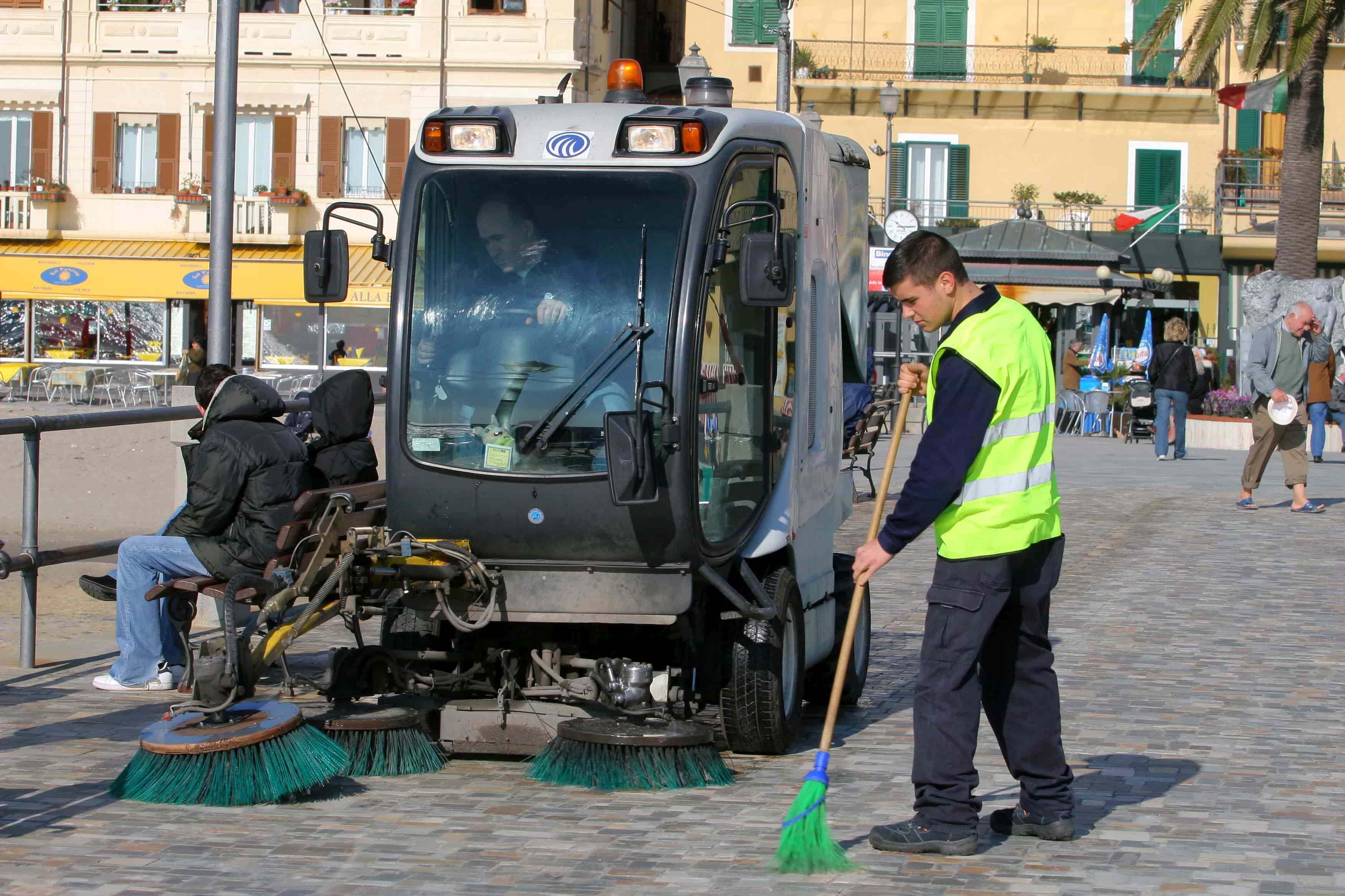 Laureati in fila per un posto da netturbino: la sconfitta di un Paese in caduta libera