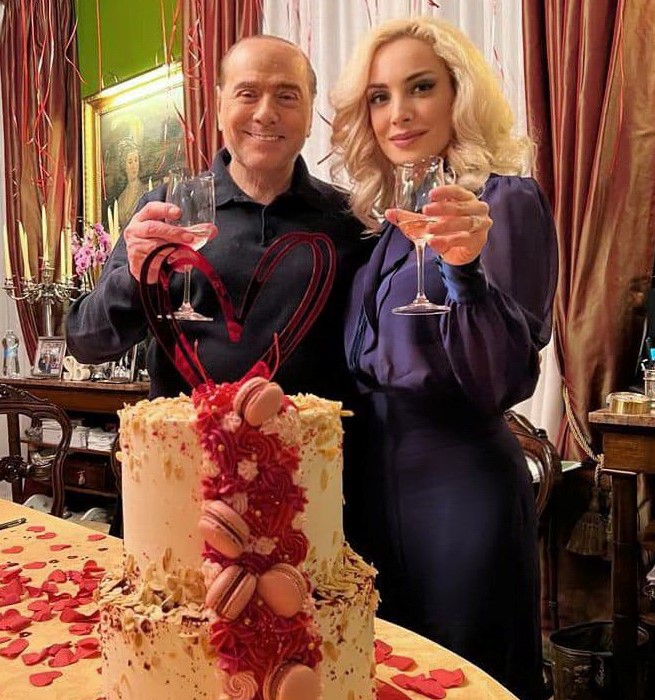 SuperSilvioMan si sposa e tutti a rosicare