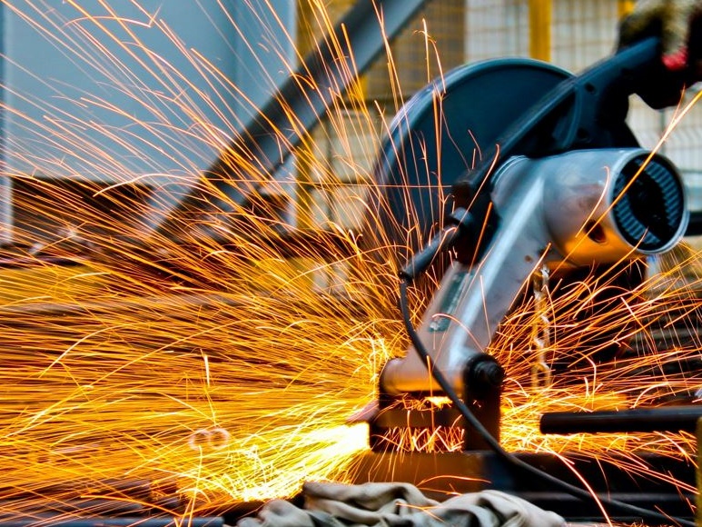 L’offensiva protezionista di Trump scuote il commercio globale: dazi del 25% su acciaio e alluminio