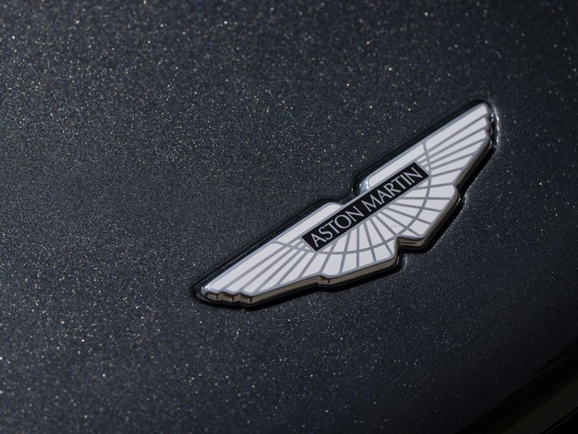 Crolla il titolo Aston Martin dopo il taglio degli obiettivi