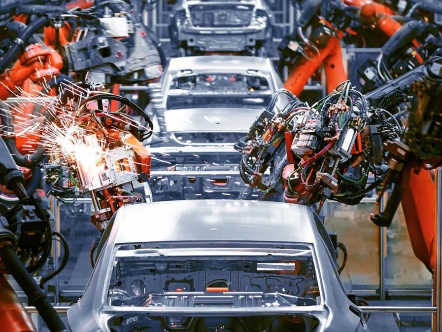Industria in affanno: auto e moda rallentano il motore dell’economia