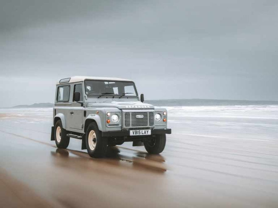 Classic Defender Works V8 Islay Edition, celebrazione della Land Rover di Spencer Wilks