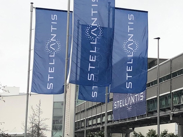 Stellantis rafforza la collaborazione con Mistral AI per integrare l'AI in veicoli e processi aziendali