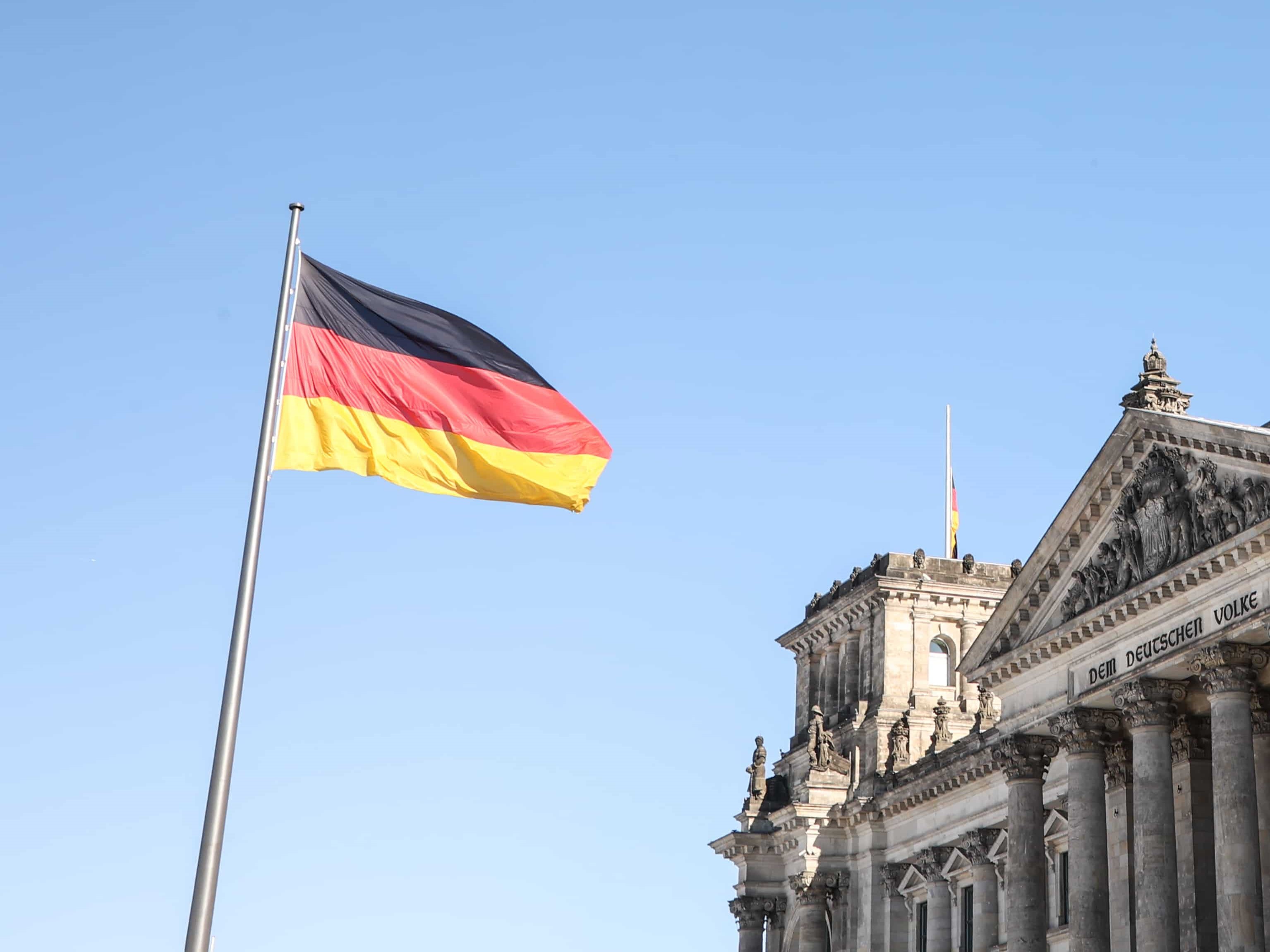 Germania: Berlino Dice Addio al Freno al Debito per Difesa e Infrastrutture
