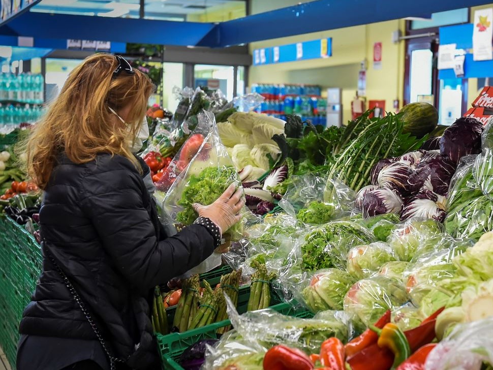 Consumi: dall'Istat dati preoccupanti, calano vendite beni alimentari