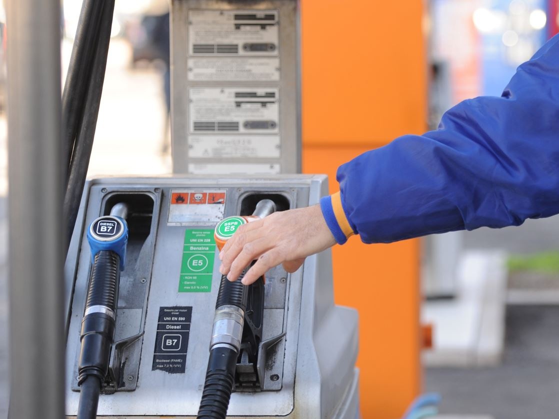 Carburanti, calano i prezzi: benzina sotto 1,8 euro, diesel a 1,7 euro al litro