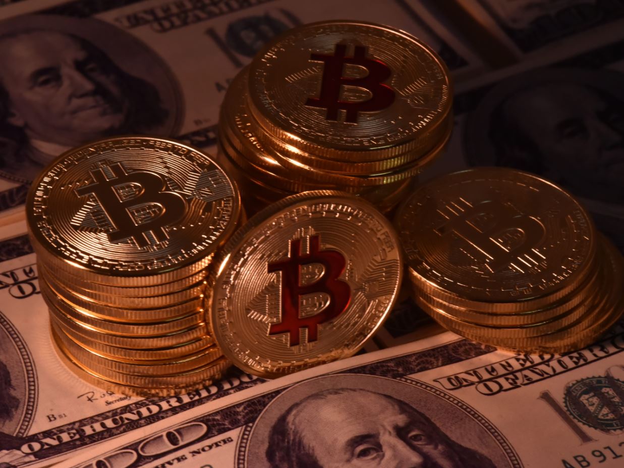 Il bitcoin chiude il 2020 con un record: superata la soglia dei 28.000 dollari