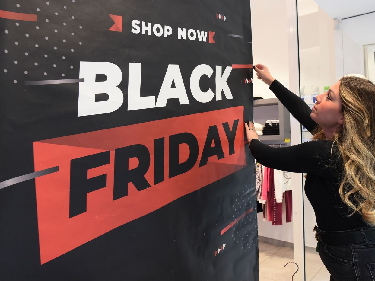Black Friday vs Natale, più italiani anticipano i regali: spesa media in aumento a 261 euro