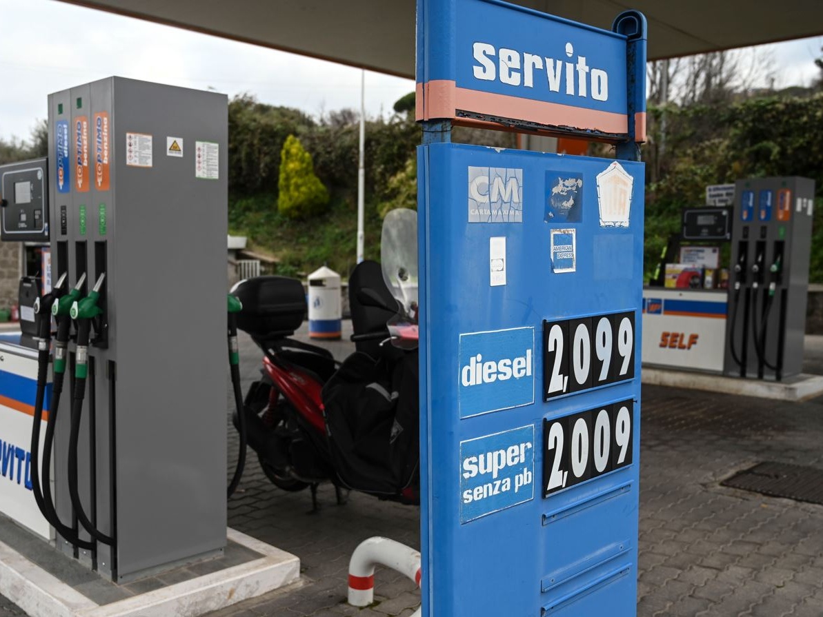 Carburanti: senza sconti sulle accise, i prezzi lievitano, con magistratura e GdF che indagano