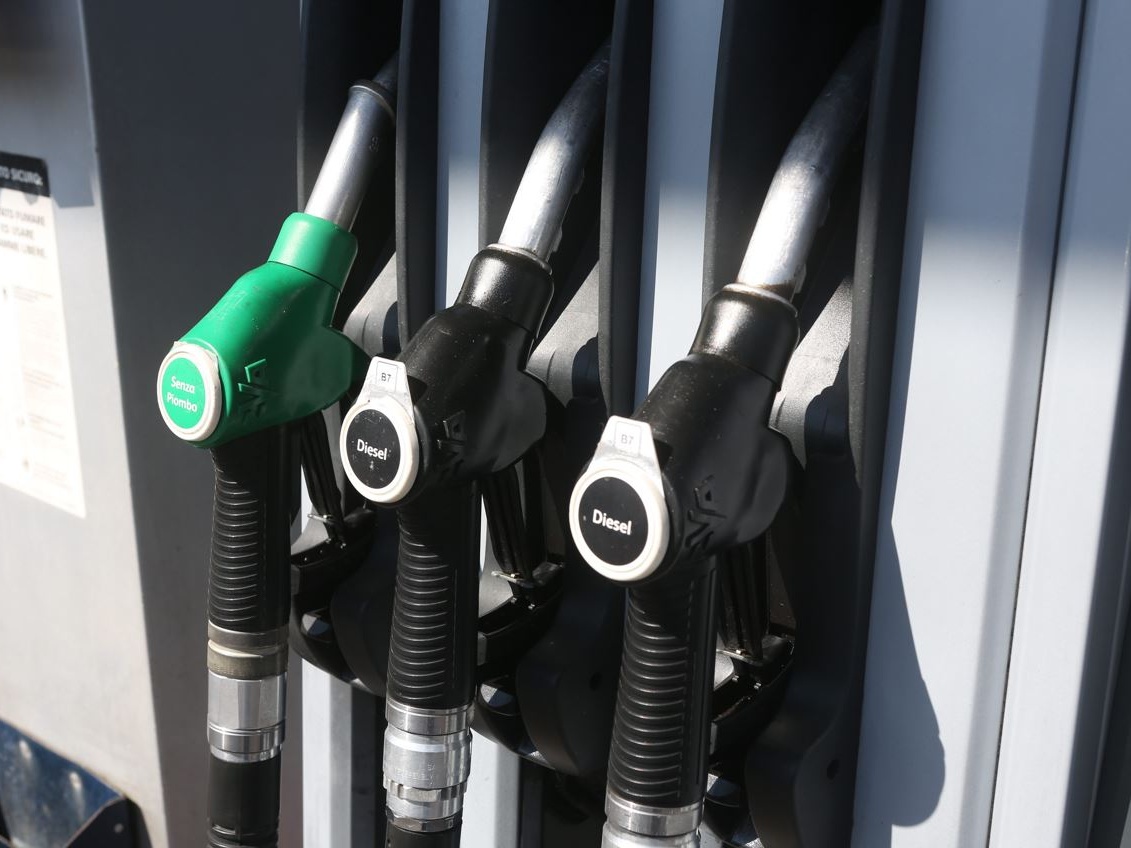 Carburanti: la benzina sale a 1,8 euro/litro, pesa la miscelazione