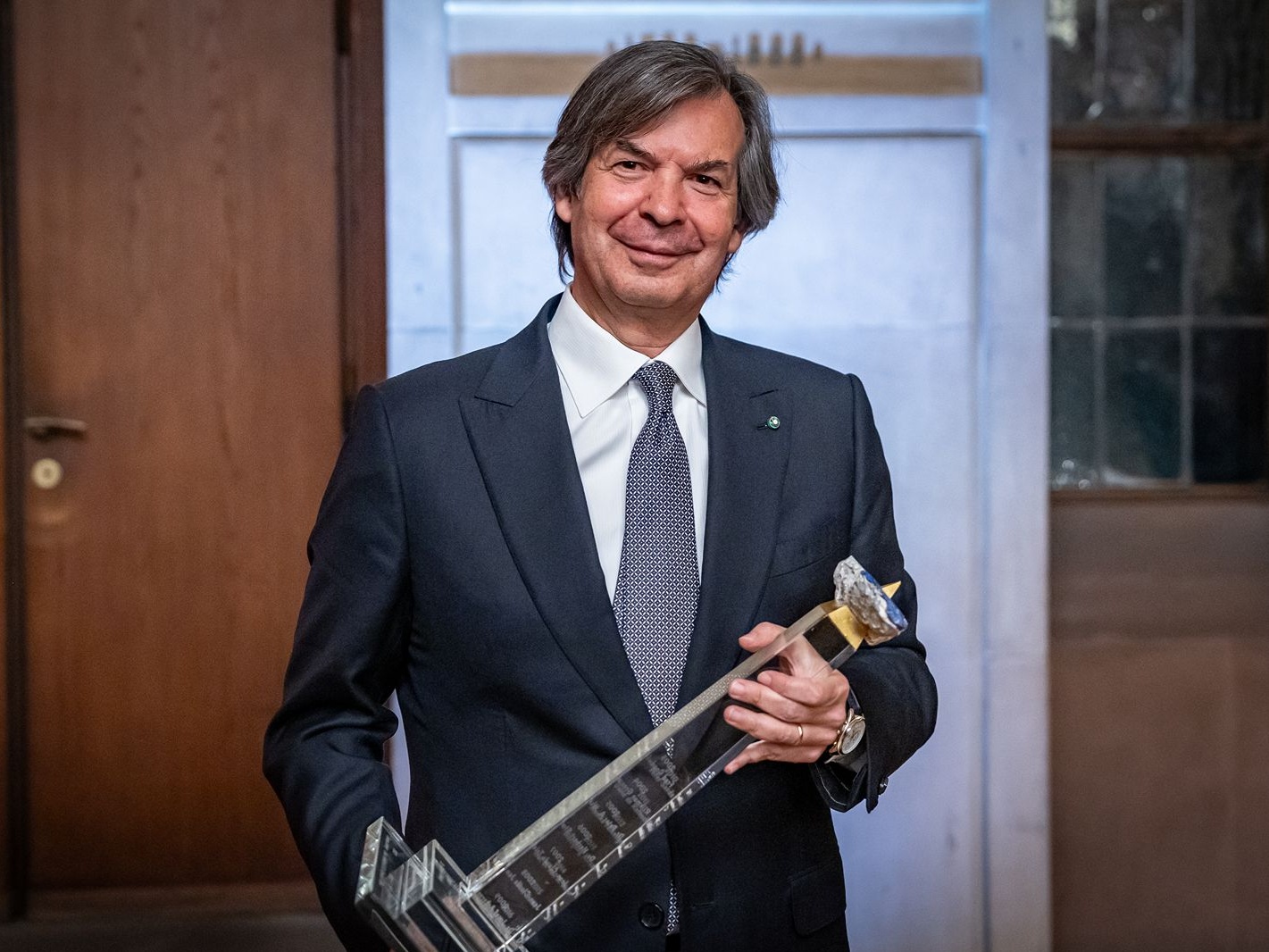 Intesa Sanpaolo: Carlo Messina riceve il premio come European Banker of the Year 2024