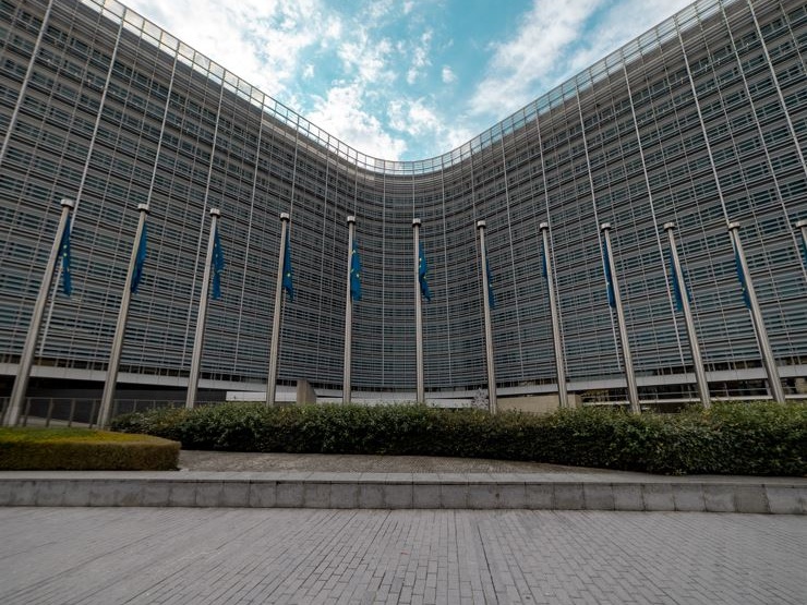L’Unione Europea pronta a reagire con fermezza ai dazi statunitensi