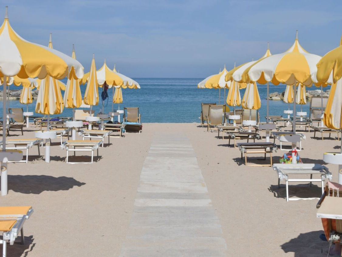 Concessioni balneari, decreto Mit-Mef: 20% subito, ma il settore chiede garanzie