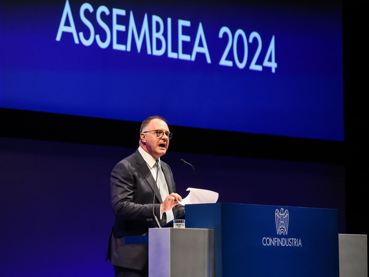 La prima volta di Orsini al plenum di Confindustria: luna di miele con Meloni, forti preoccupazioni sull’Europa